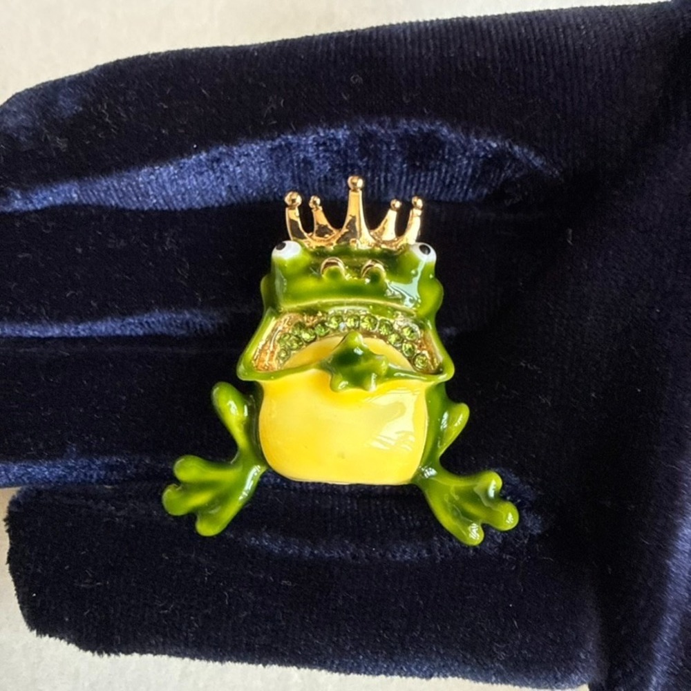 Green Frog Prince Crown Brooch Rhinestone Enamel Yellow Gold Tone Novelty Pin